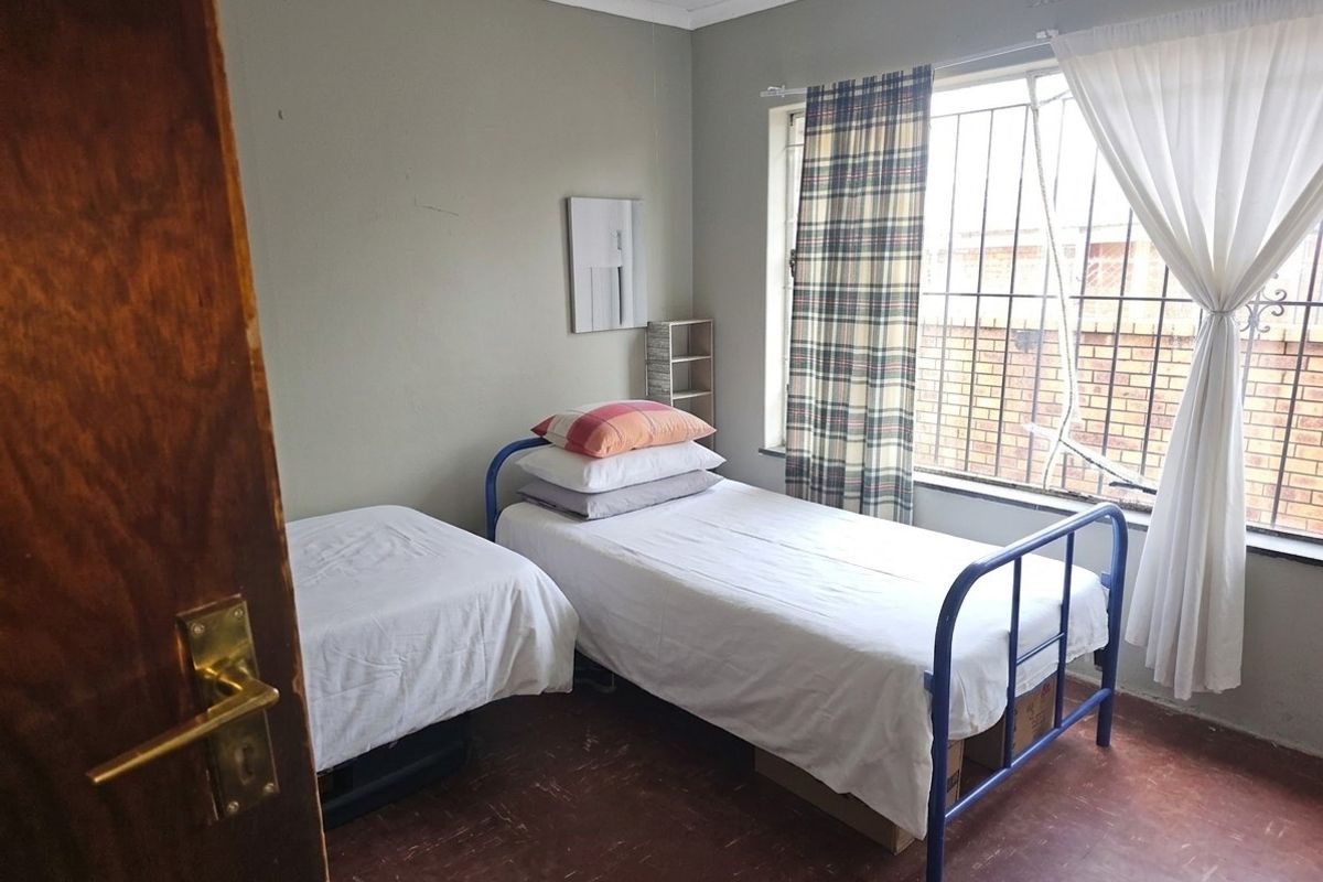 8 Bedroom Investors Dream House For Sale in Sophiatown, Johannesburg for only R1 200 000 act today ! - Photo 4