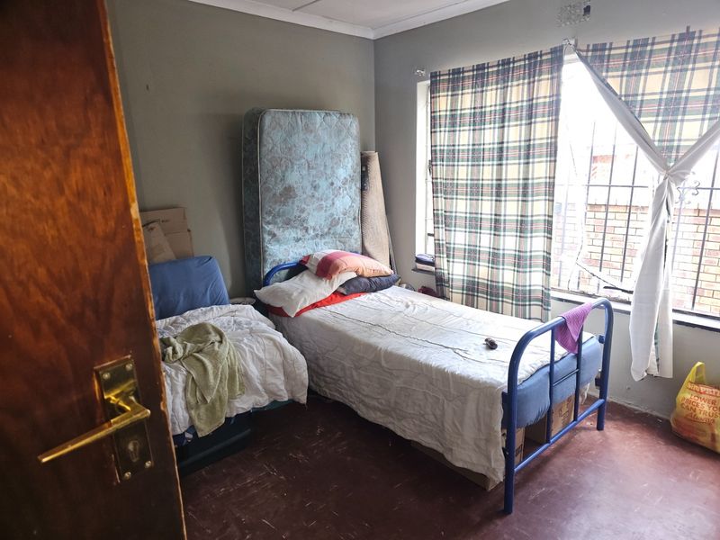 8 Bedroom Investors Dream House For Sale in Sophiatown, Johannesburg for only R1 200 000 act today ! - Photo 3