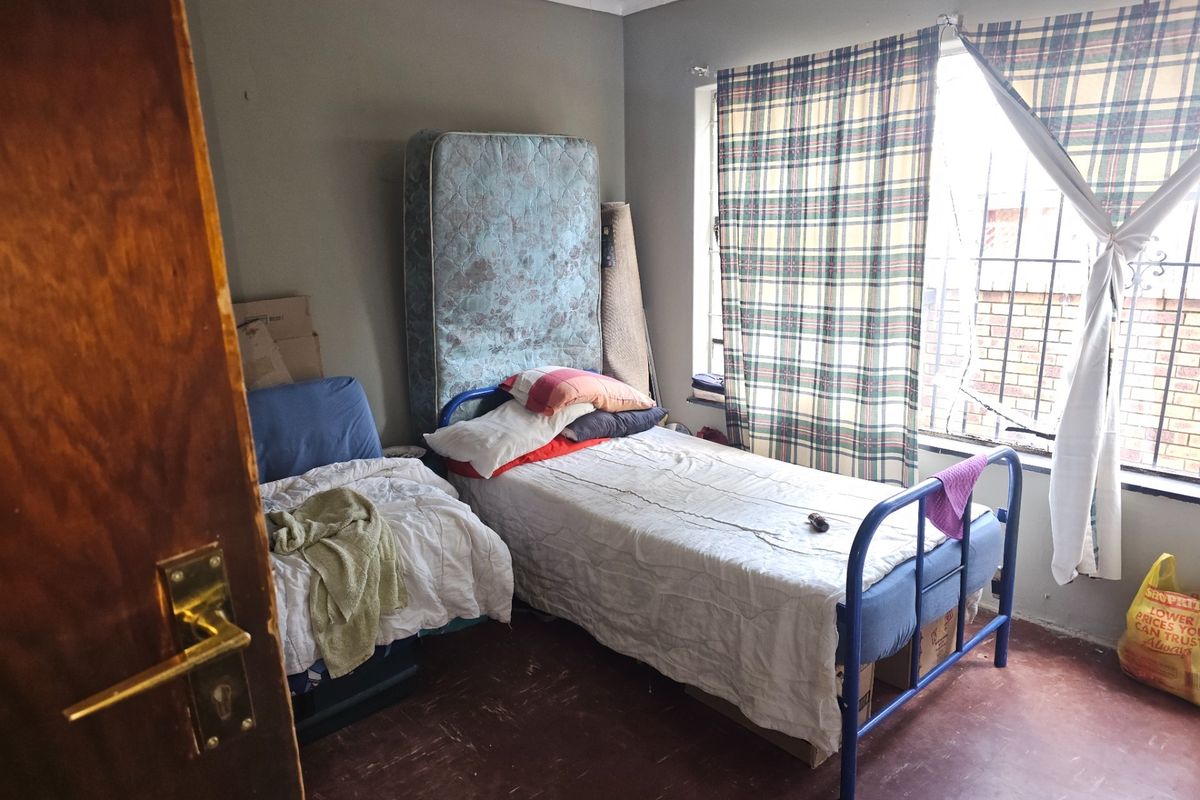 8 Bedroom Investors Dream House For Sale in Sophiatown, Johannesburg for only R1 200 000 act today ! - Photo 3