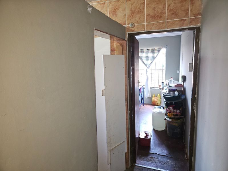 8 Bedroom Investors Dream House For Sale in Sophiatown, Johannesburg for only R1 200 000 act today ! - Photo 9
