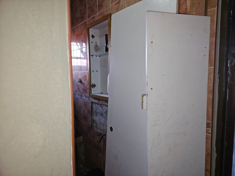 8 Bedroom Investors Dream House For Sale in Sophiatown, Johannesburg for only R1 200 000 act today ! - Photo 8