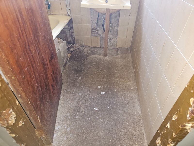 8 Bedroom Investors Dream House For Sale in Sophiatown, Johannesburg for only R1 200 000 act today ! - Photo 10