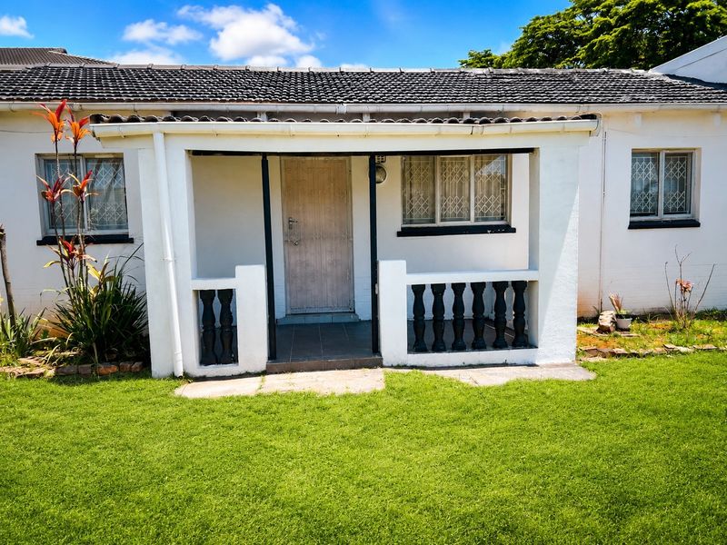 Neat 2-Bedroom Cottage in Asherville - R6,500 per Month Including Water - Photo 1