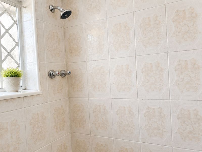 Neat 2-Bedroom Cottage in Asherville - R6,500 per Month Including Water - Photo 10