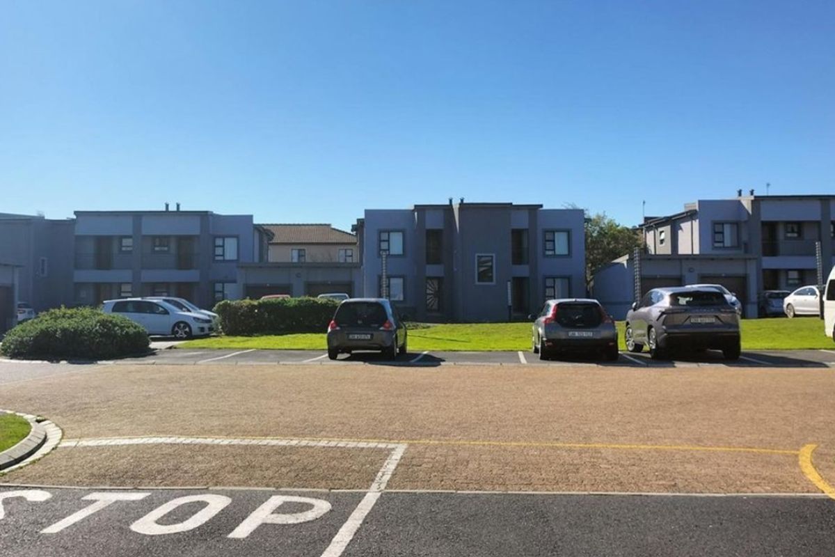 Apartment With Garage For Sale in Burgundy Estate, Western Cape - Photo 3