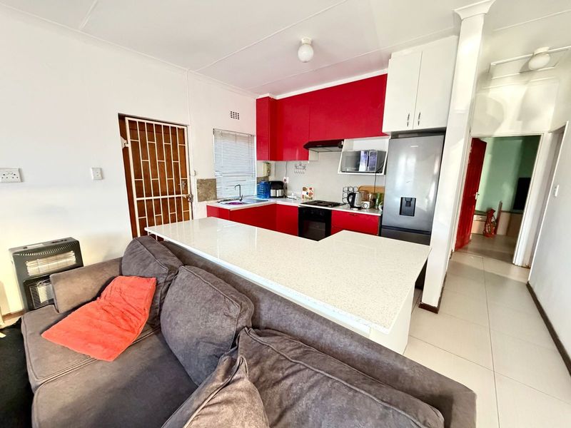 Stunning 2-Bedroom with 2 Bathroom House For Sale In Highbury Park - Photo 2