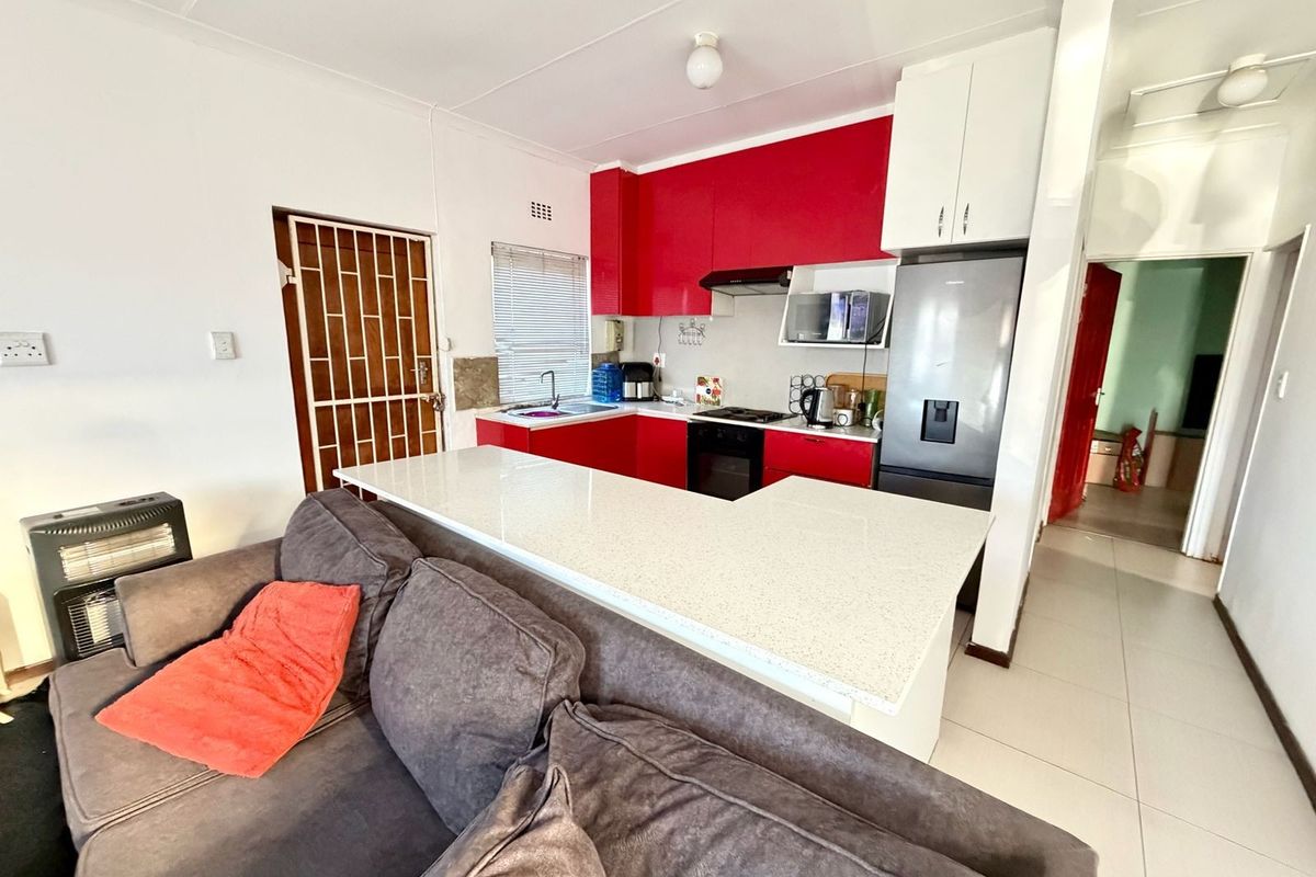 Stunning 2-Bedroom with 2 Bathroom House For Sale In Highbury Park - Photo 2