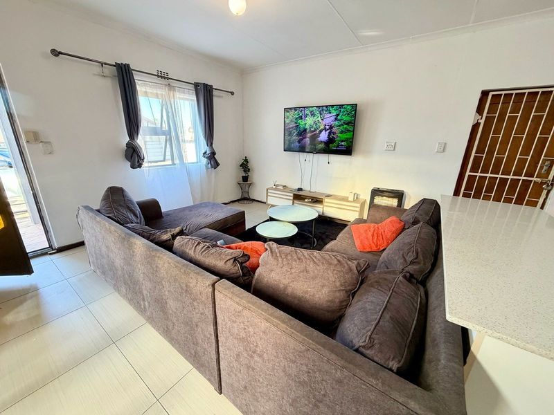 Stunning 2-Bedroom with 2 Bathroom House For Sale In Highbury Park - Photo 3