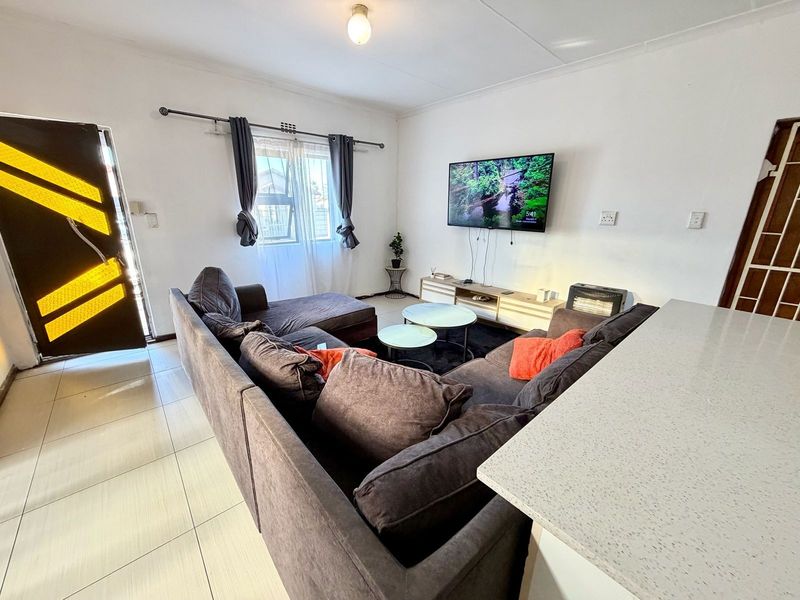 Stunning 2-Bedroom with 2 Bathroom House For Sale In Highbury Park - Photo 4