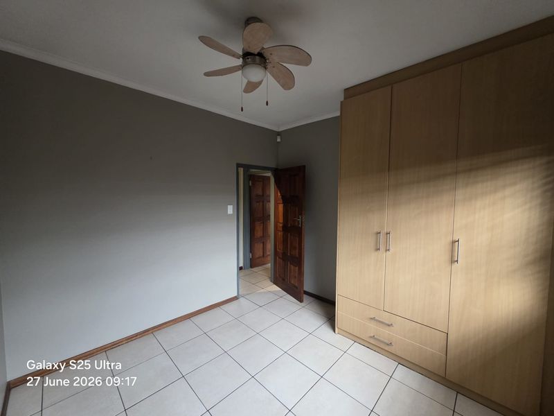 Modern 5-Bedroom Home with Granny Flat - Walking Distance to Netcare Hospital, Kuils River - Photo 10