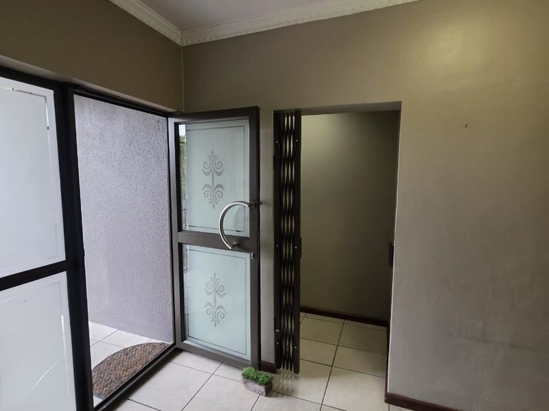 Modern 5-Bedroom Home with Granny Flat - Walking Distance to Netcare Hospital, Kuils River - Photo 9