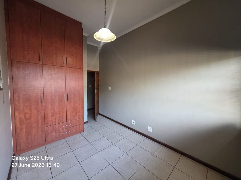 Modern 5-Bedroom Home with Granny Flat - Walking Distance to Netcare Hospital, Kuils River - Photo 5