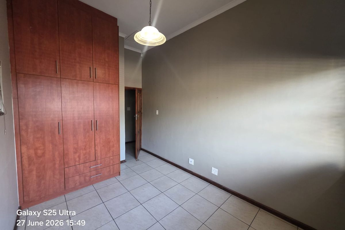 Modern 5-Bedroom Home with Granny Flat - Walking Distance to Netcare Hospital, Kuils River - Photo 5