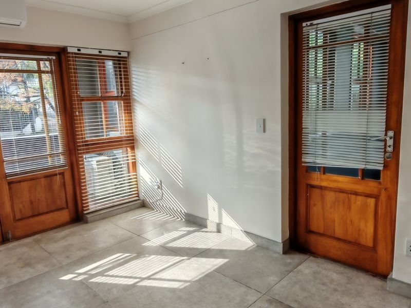 Modern secured  2bed 1st floor Apartment To Rent in Knysna Central, Knysna R11k pm - Photo 8