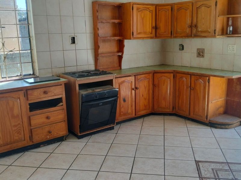 3 Bed 2 Bath House 2 Back Rooms Single Lockup Garage 495sqm in Roodepoort North Under Renovations - Photo 7