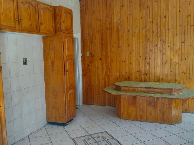 3 Bed 2 Bath House 2 Back Rooms Single Lockup Garage 495sqm in Roodepoort North Under Renovations - Photo 6
