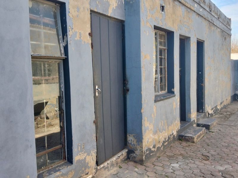 3 Bed 2 Bath House 2 Back Rooms Single Lockup Garage 495sqm in Roodepoort North Under Renovations - Photo 4