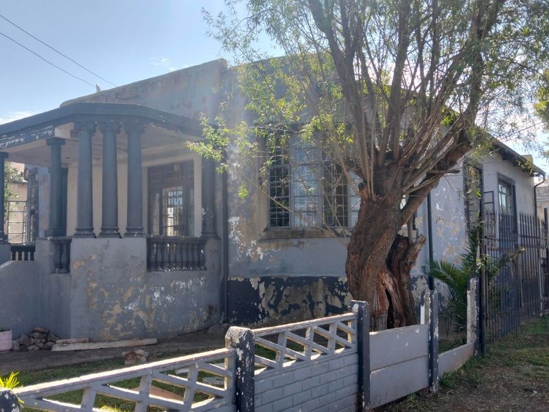 3 Bed 2 Bath House 2 Back Rooms Single Lockup Garage 495sqm in Roodepoort North Under Renovations - Photo 2