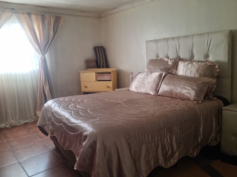 6 Bedroom House in Eldorado Park - Photo 10