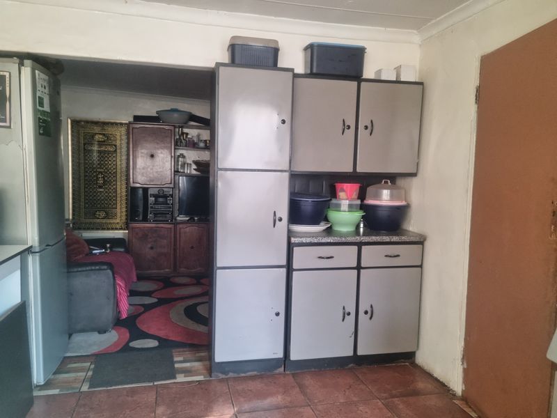 6 Bedroom House in Eldorado Park - Photo 9