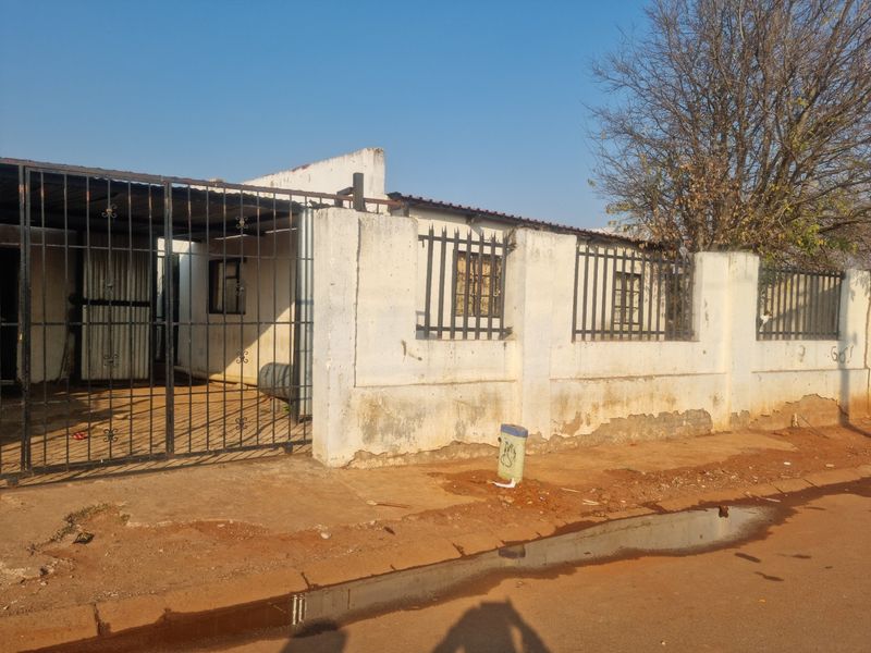 6 Bedroom House in Eldorado Park - Photo 2