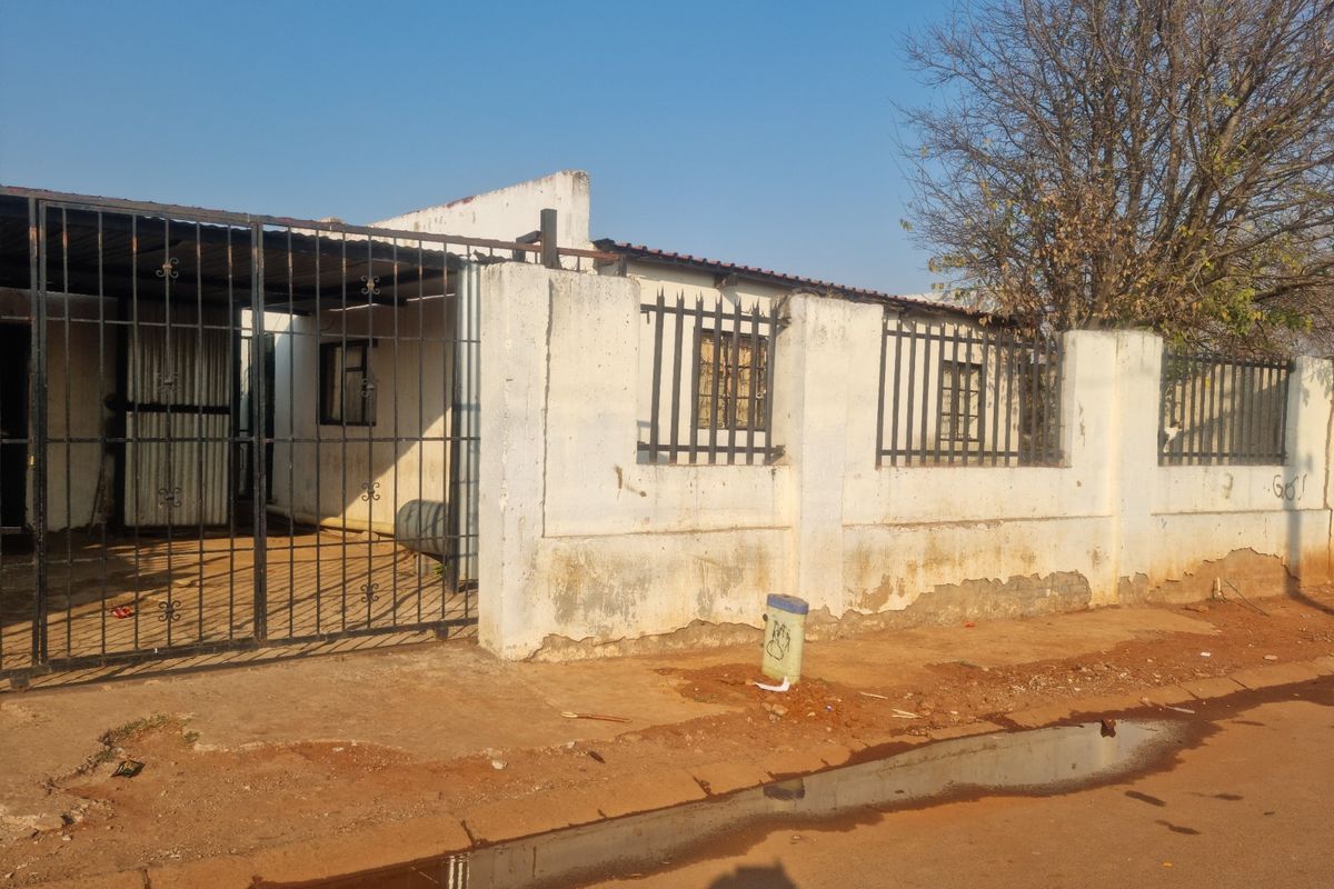 6 Bedroom House in Eldorado Park - Photo 2