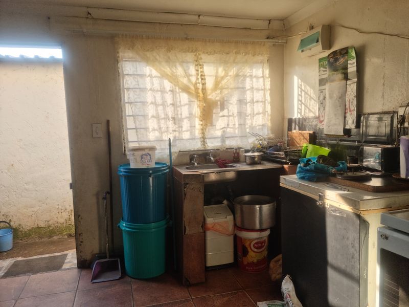 6 Bedroom House in Eldorado Park - Photo 7
