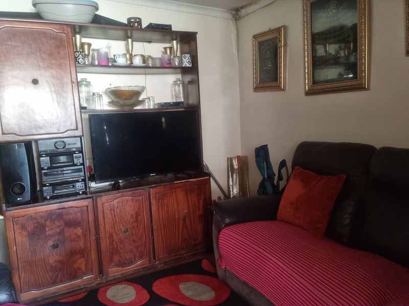 6 Bedroom House in Eldorado Park - Photo 5