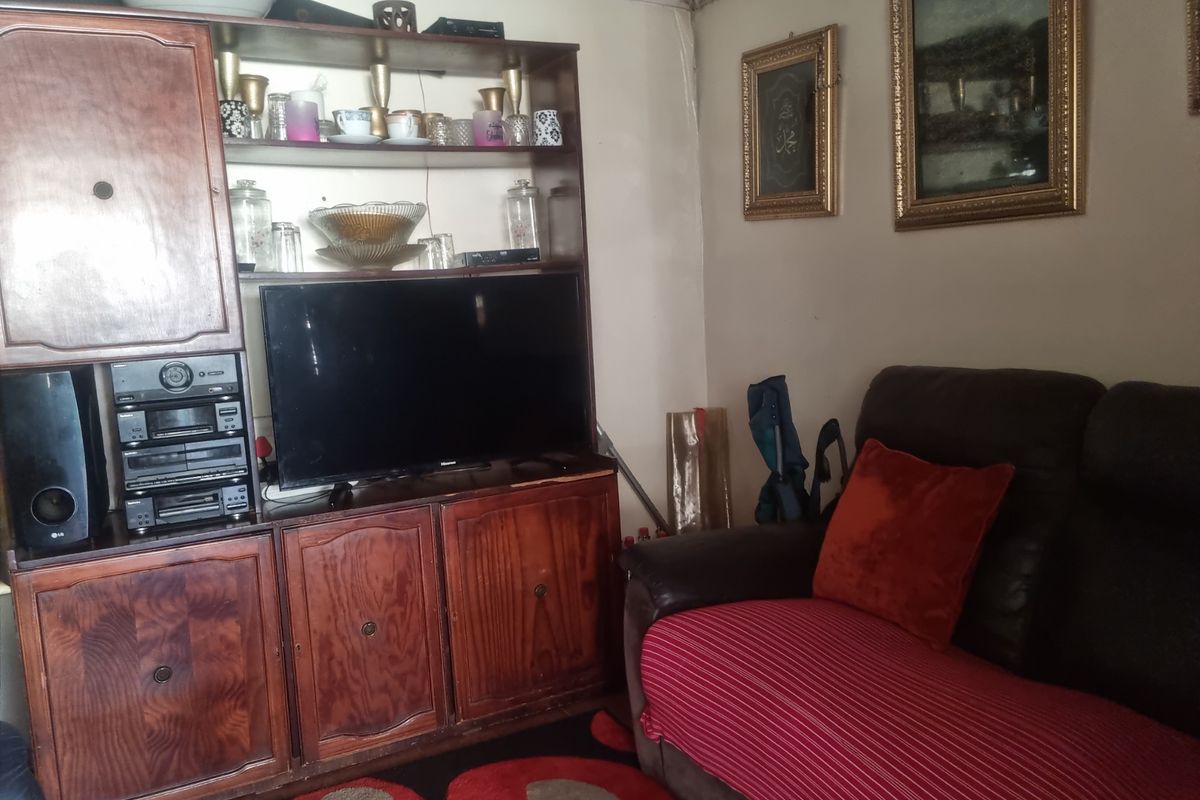 6 Bedroom House in Eldorado Park - Photo 5