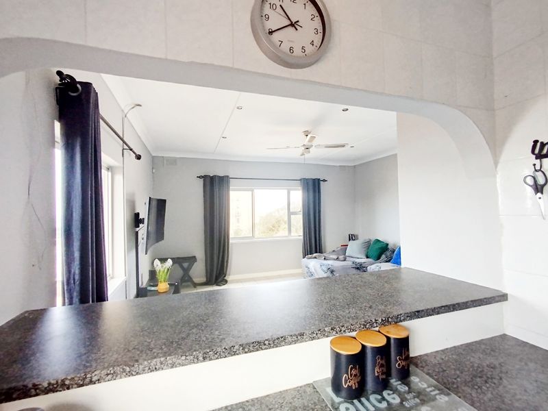 Fully Furnished 2 Bed Morningside Apartment with Ocean View for Rent - Photo 9