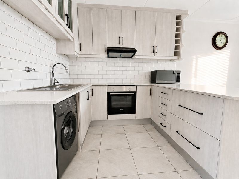 Modern 2-Bedroom Apartment to Rent in Buh-Rein Estate - Photo 3