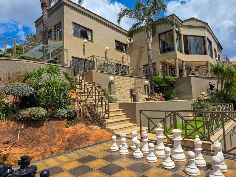 An Extraordinary Home for an Extraordinary Life - Photo 3