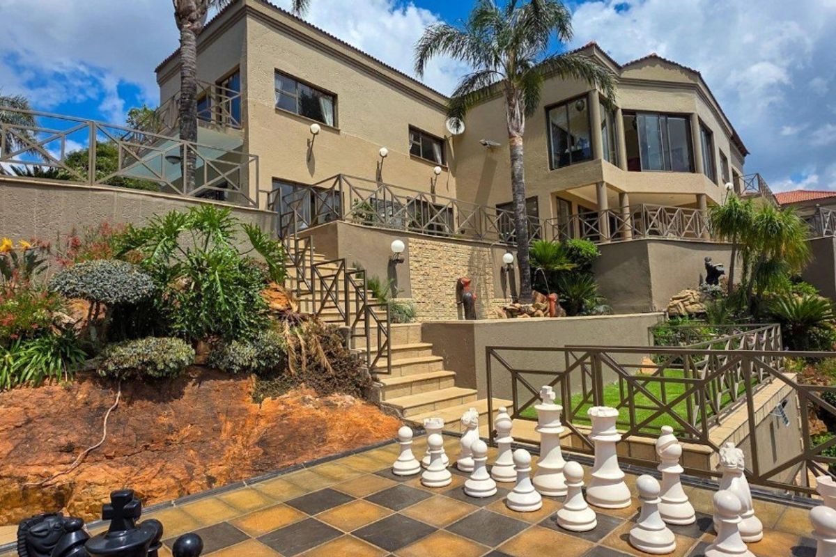 An Extraordinary Home for an Extraordinary Life - Photo 3