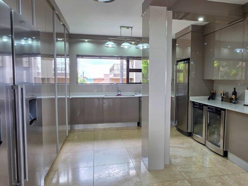An Extraordinary Home for an Extraordinary Life - Photo 10