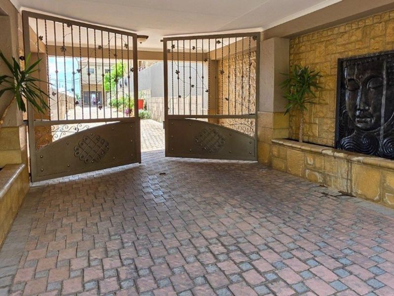 An Extraordinary Home for an Extraordinary Life - Photo 2