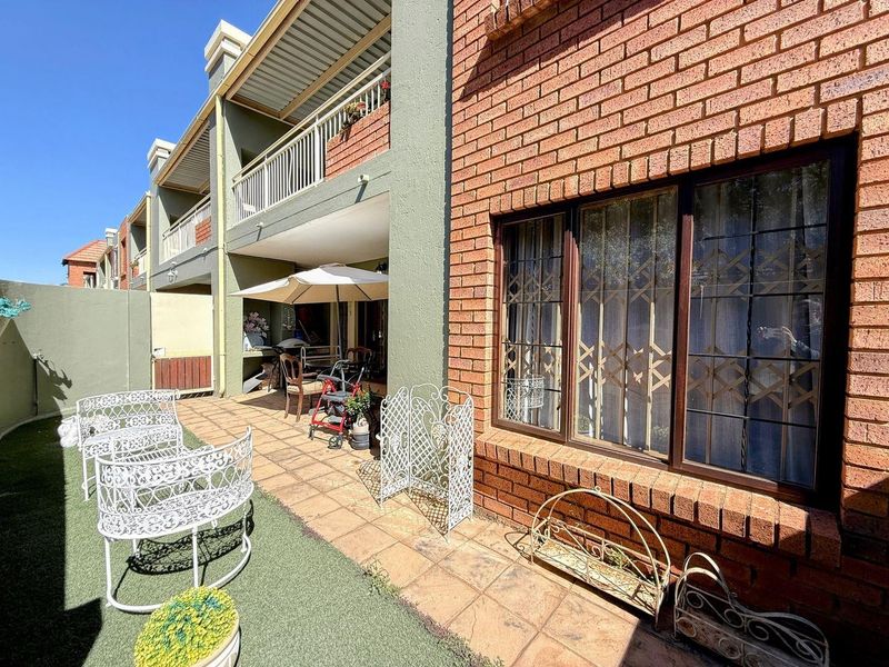 Townhouse For Sale in Olympus AH, Pretoria - Photo 1