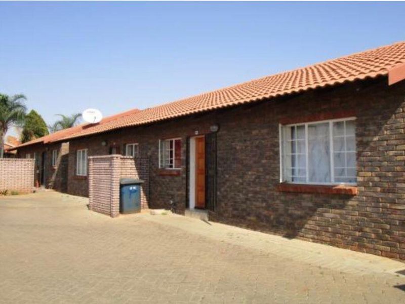 Townhouse For Sale in The Orchards, Akasia - Photo 1