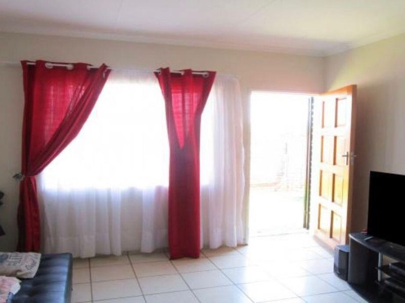 Townhouse For Sale in The Orchards, Akasia - Photo 3