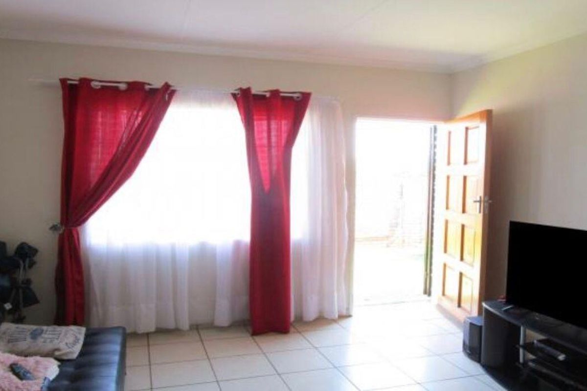 Townhouse For Sale in The Orchards, Akasia - Photo 3