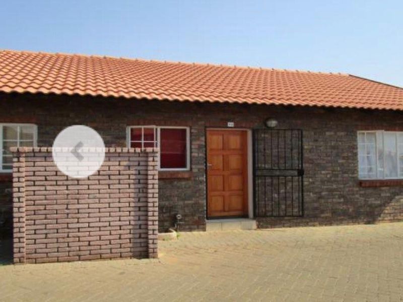 Townhouse For Sale in The Orchards, Akasia - Photo 2
