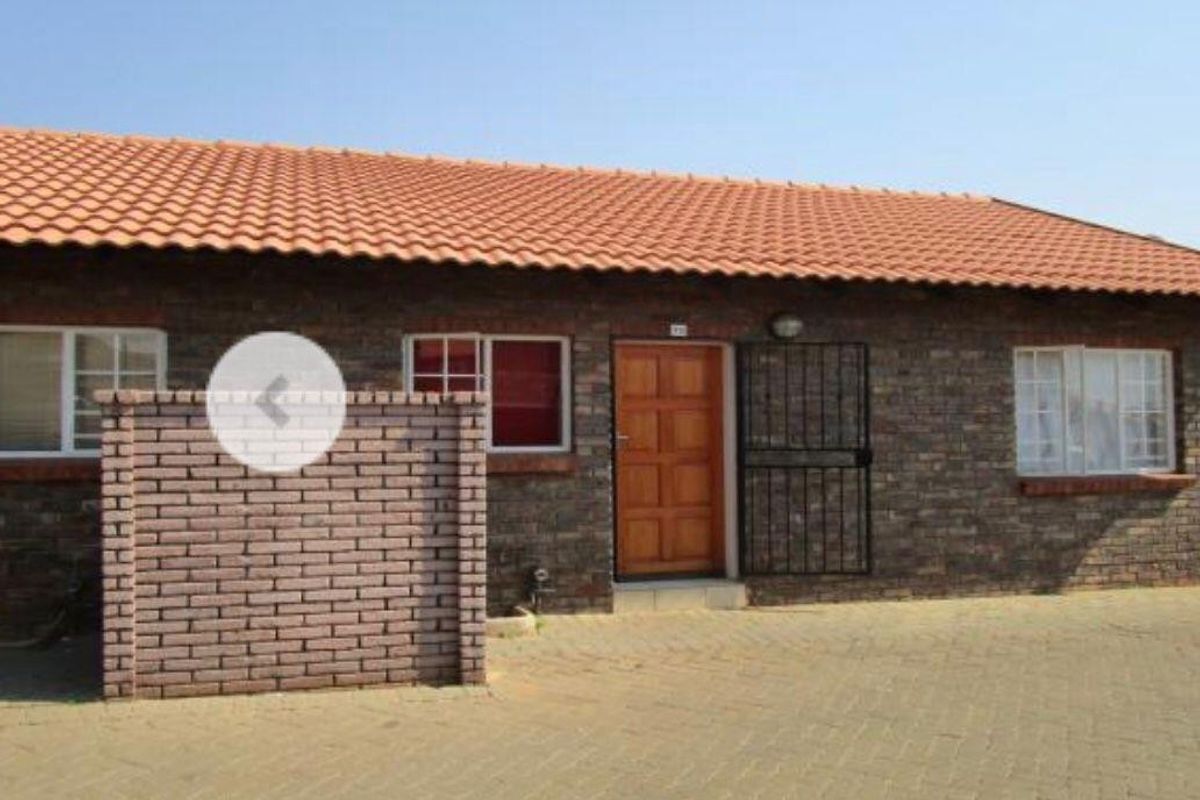 Townhouse For Sale in The Orchards, Akasia - Photo 2