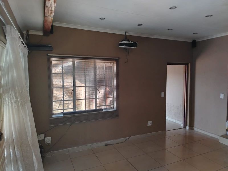 3-Bedroom Family Home in Johannesburg North For Sale - Photo 8