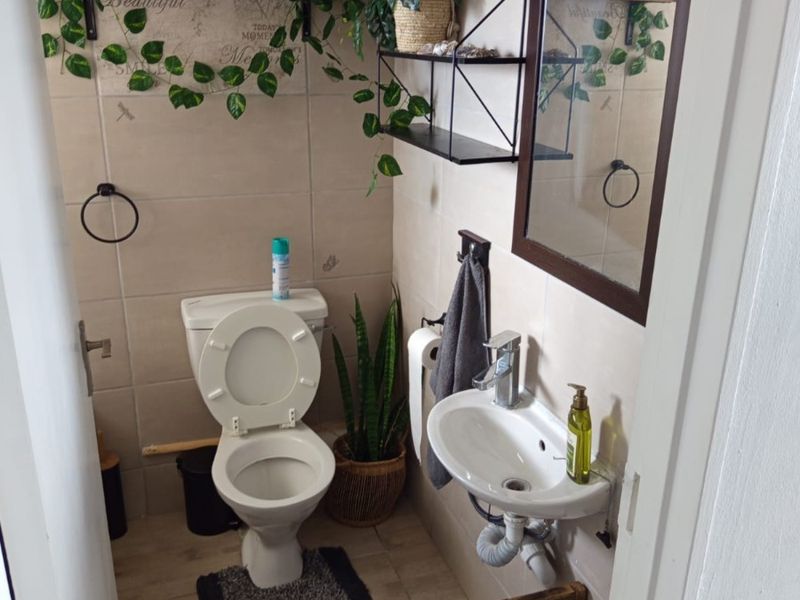 Beachfront Bachelor Apartment to Rent - Photo 8