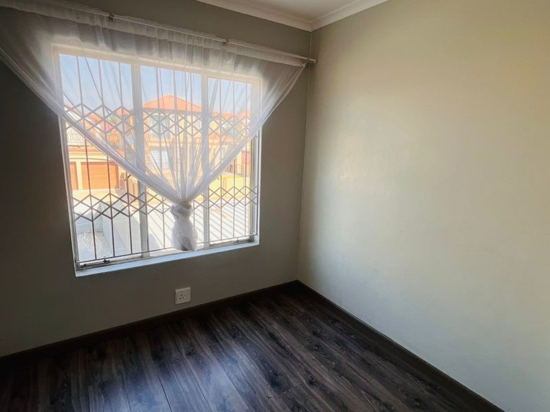 3 Bedroom ,2 Bathroom for rent in Noordwyk - Photo 9