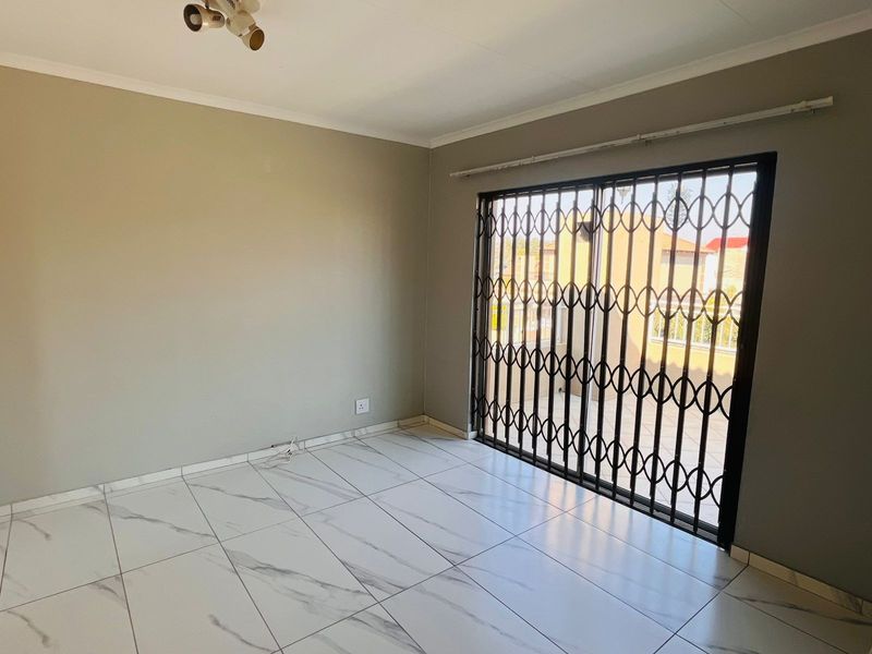 3 Bedroom ,2 Bathroom for rent in Noordwyk - Photo 6