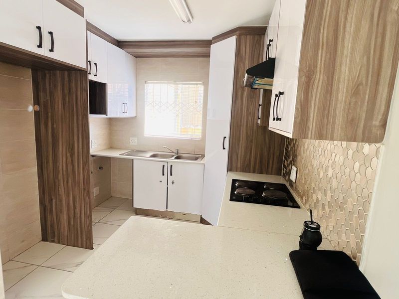 3 Bedroom ,2 Bathroom for rent in Noordwyk - Photo 4