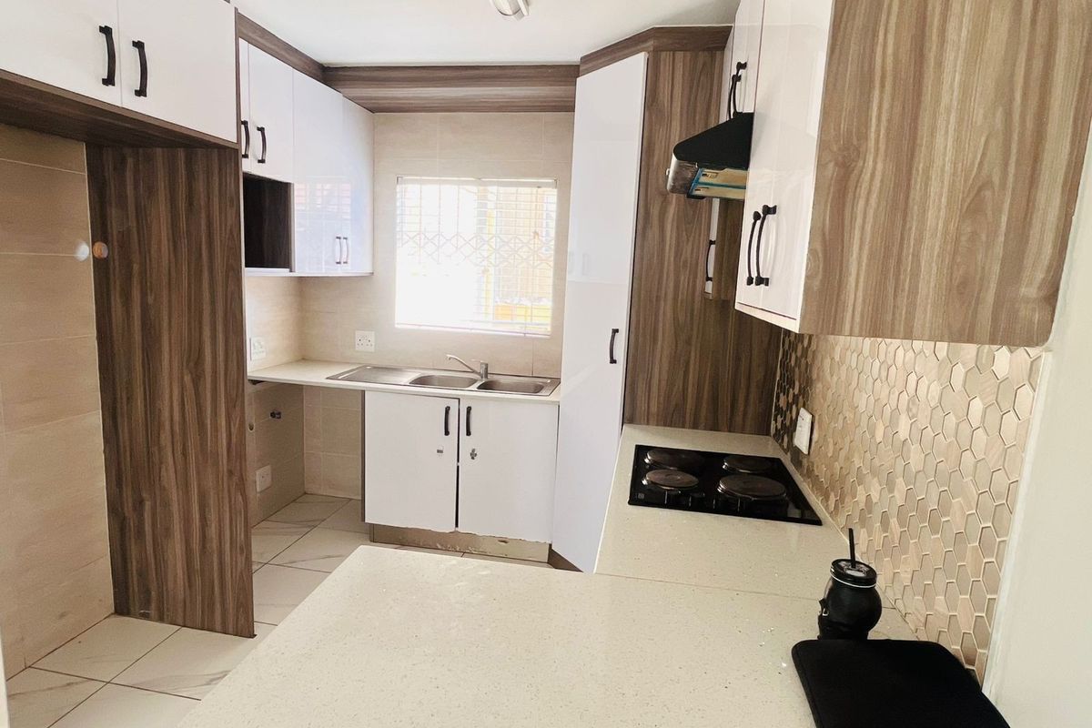 3 Bedroom ,2 Bathroom for rent in Noordwyk - Photo 4
