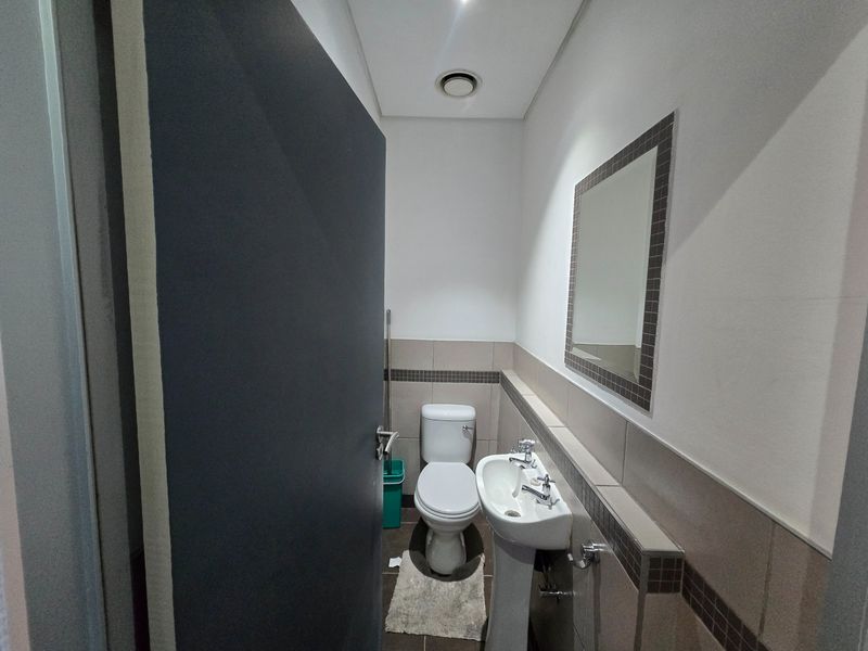 Welcome to Stylish City Living in Marshalltown. - Photo 4