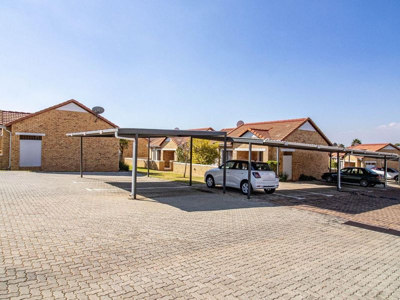 Townhouse For Sale in Randpark Ridge, Randburg - Photo 2