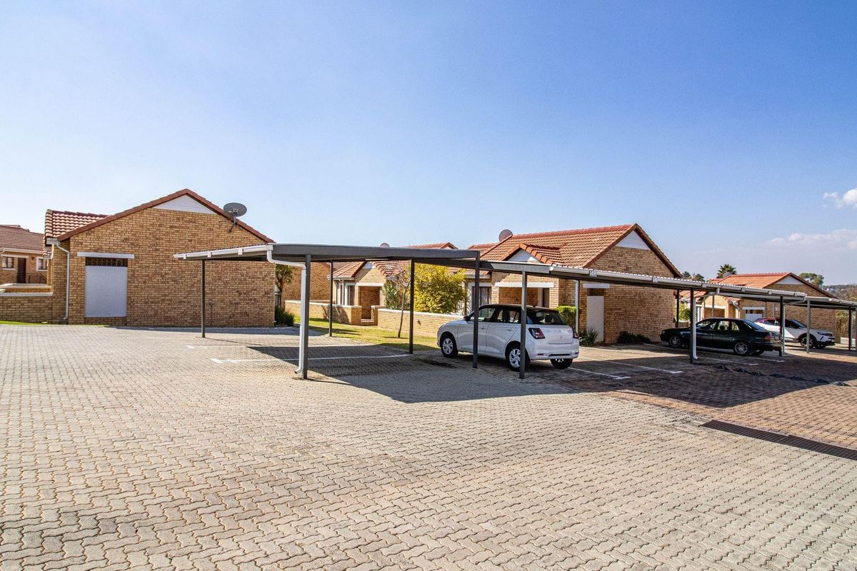 Townhouse For Sale in Randpark Ridge, Randburg - Photo 2